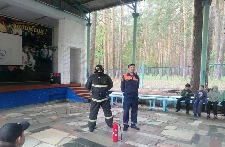 Безопасность на практике: пожарные обучили ребят из лагерей правилам поведения при пожаре
